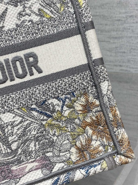 Handbag   Dior  size 26*8*22 cm