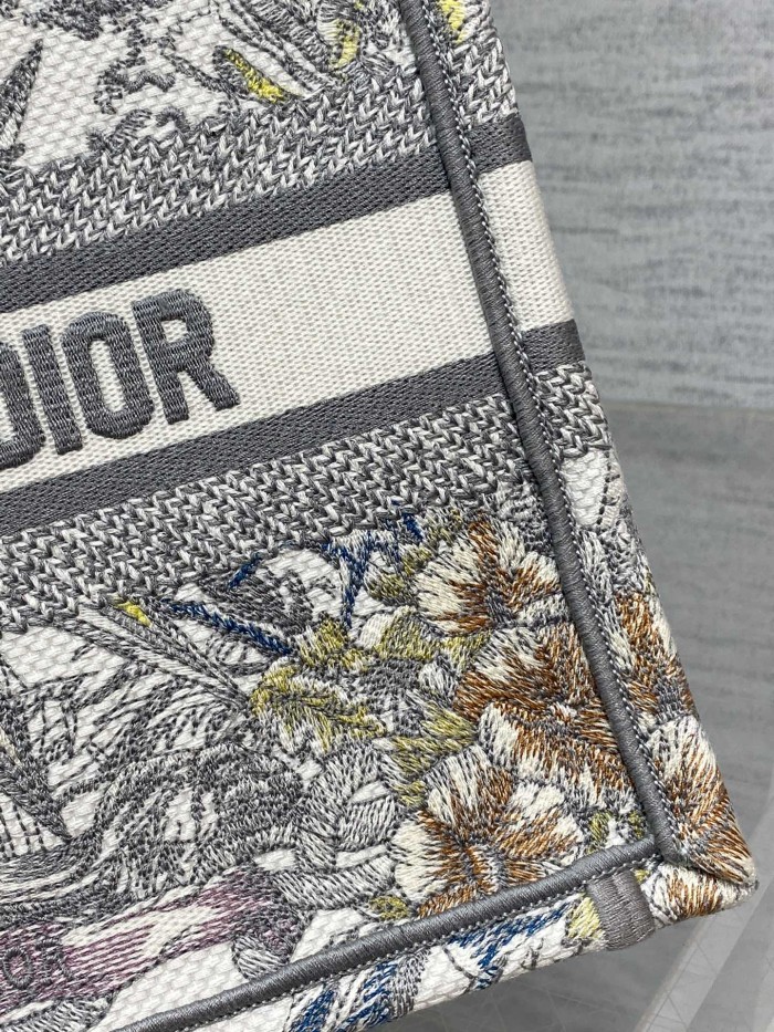 Handbag   Dior  size 26*8*22 cm