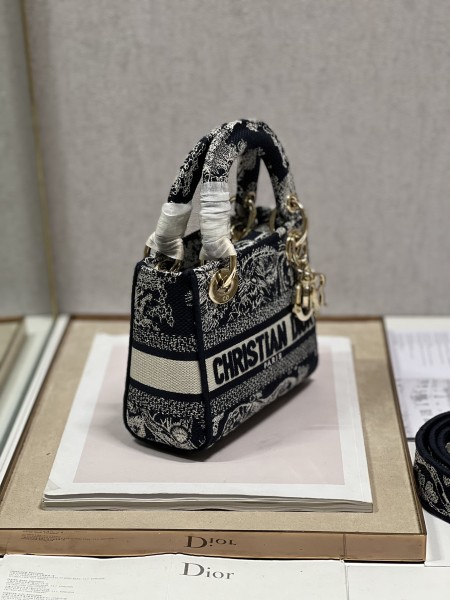 Handbag   Dior  9028  size  17×7.5×14 cm