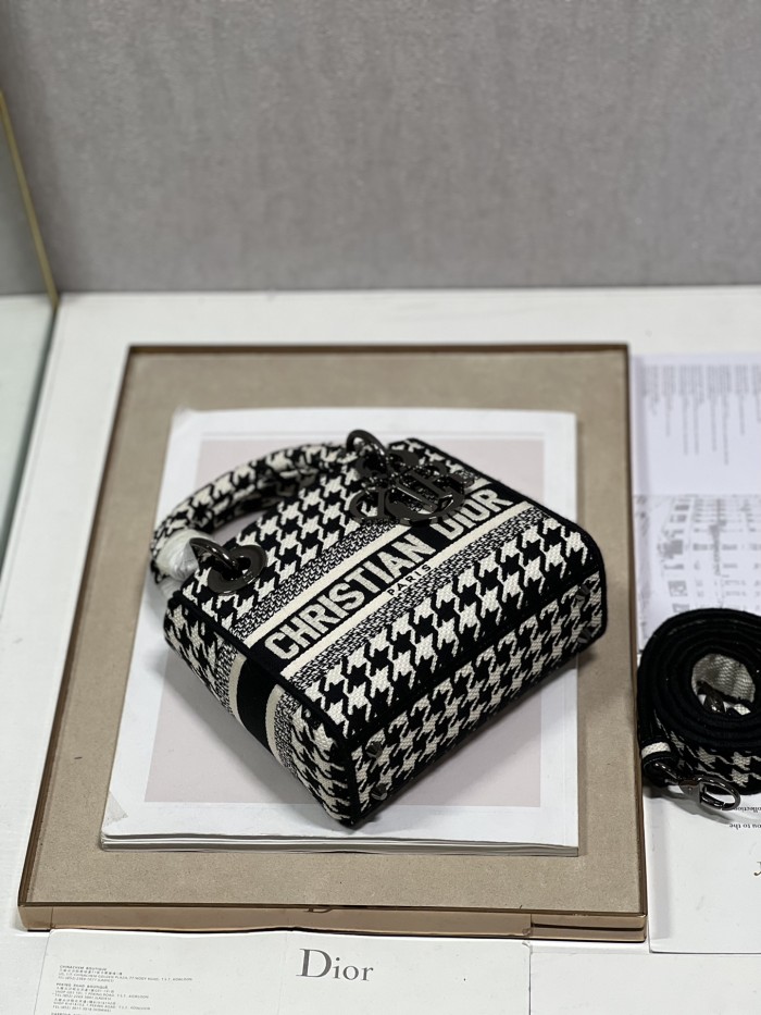 Handbag   Dior  9028  size  17×7.5×14 cm