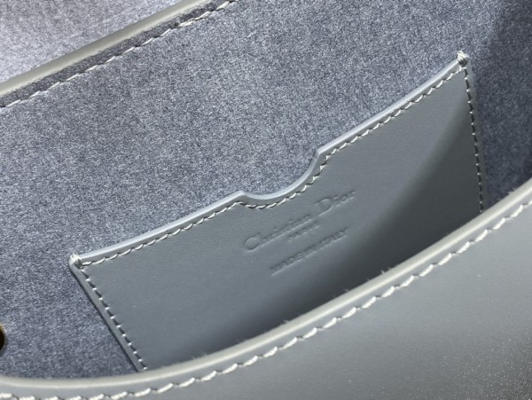 Handbag   Dior  size  22*17*6 cm