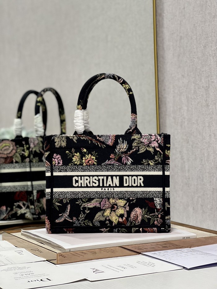 Handbag   Dior  1265  size  26.5×21×14 cm