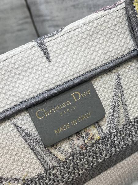 Handbag   Dior  size 26*8*22 cm
