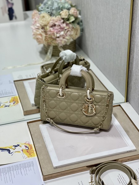 Handbag   Dior 0540 size  26*6*14 cm