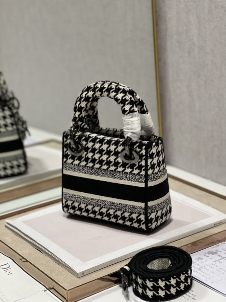 Handbag   Dior  9028  size  17×7.5×14 cm