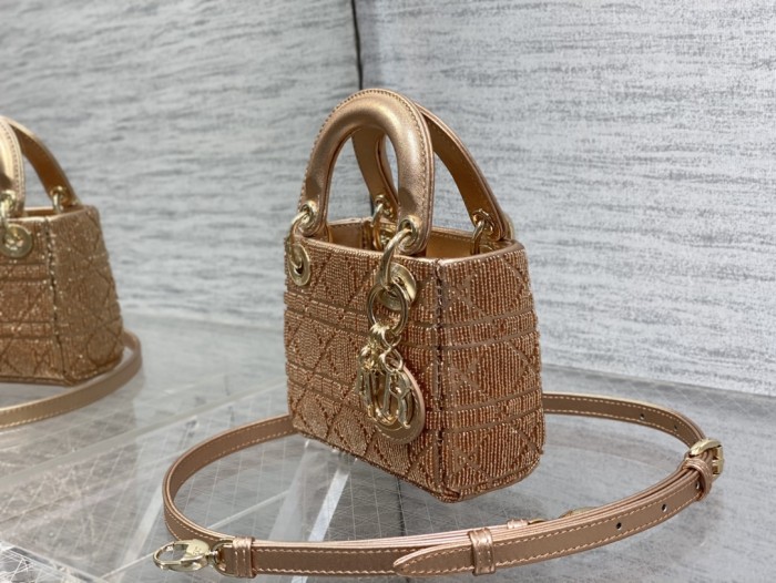 Handbag   Dior   size  12*10*5 cm