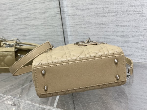 Handbag   Dior  size  20 cm