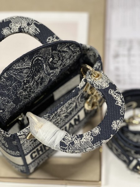 Handbag   Dior  9028  size  17×7.5×14 cm