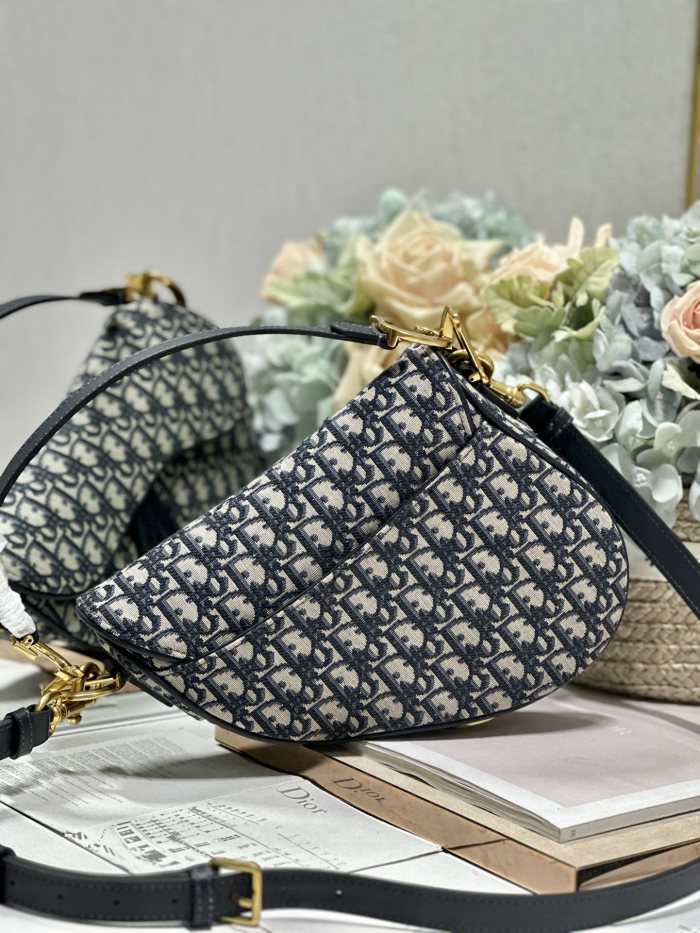 Handbag   Dior  3351  size  25.5×20×6.5 cm 