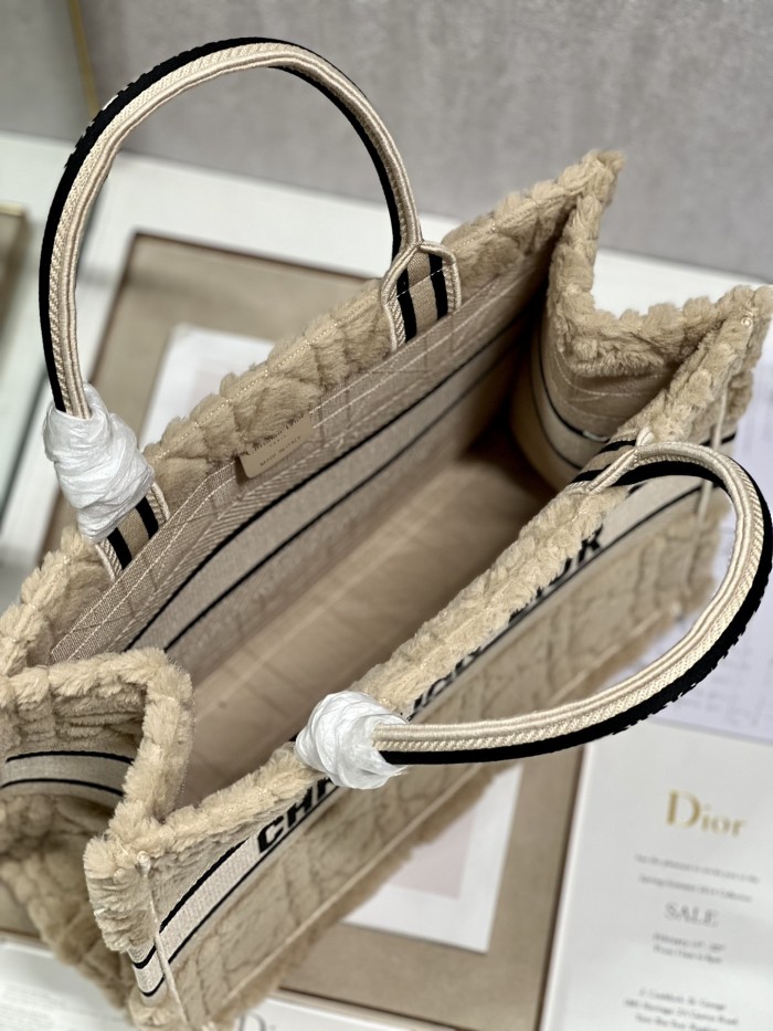 Handbag   Dior  1286  size  36×28  cm