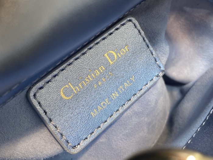 Handbag   Dior  size  12*10*5 cm