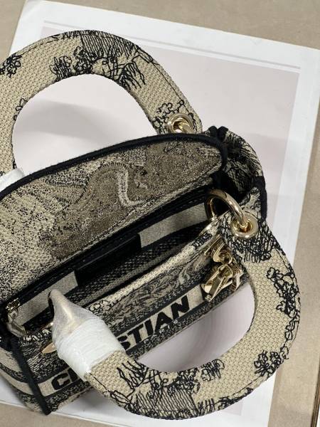 Handbag   Dior  9028  size  17×7.5×14 cm