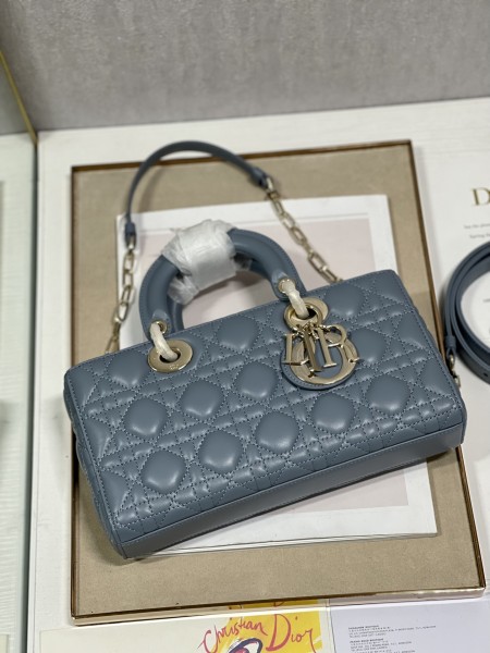 Handbag   Dior 0540  size  26*6*14 cm