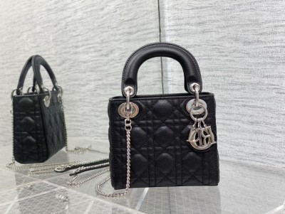 Handbag   Dior  size  17 cm