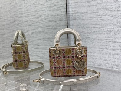 Handbag   Dior  size  12*10*5 cm