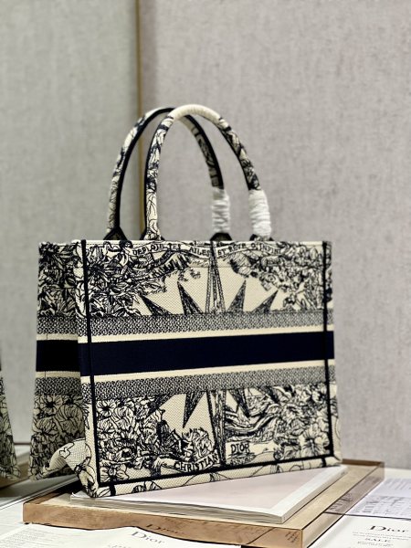 Handbag   Dior  8001 size  36×28  cm