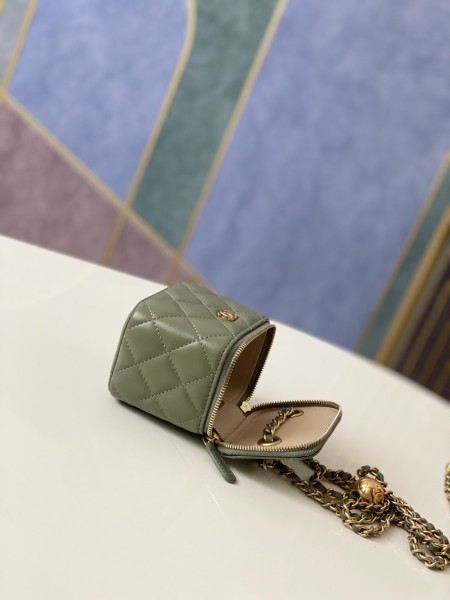 Handbag   Chanel 81136  size  10.5 8.5 7 cm