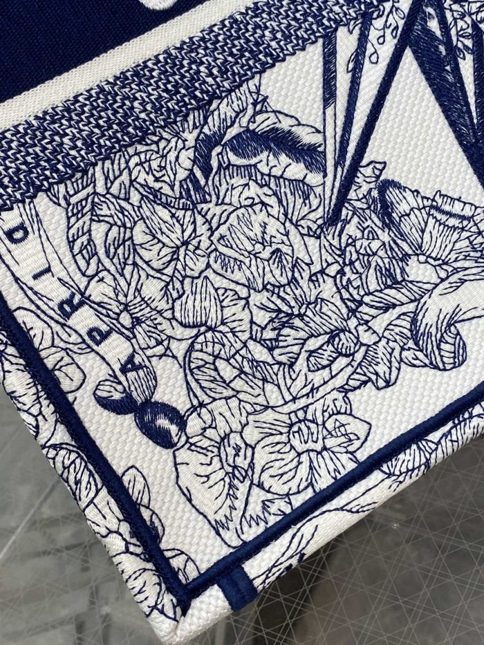 Handbag   Dior  size 42*18*35  cm