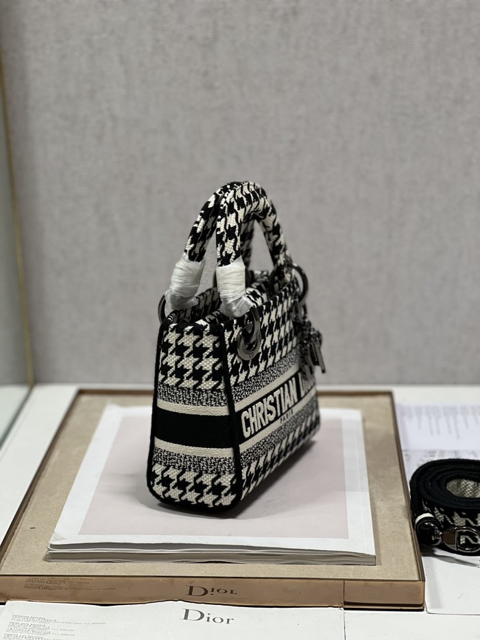 Handbag   Dior  9028  size  17×7.5×14 cm