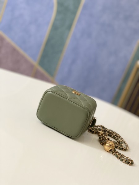 Handbag   Chanel 81136  size  10.5 8.5 7 cm