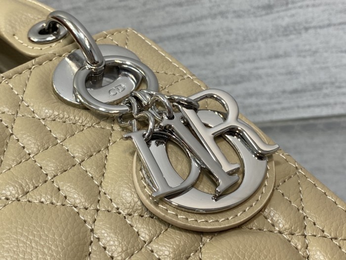 Handbag   Dior  size  17 cm