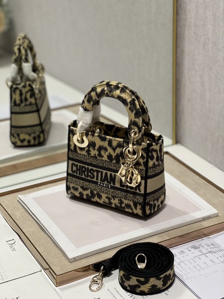 Handbag   Dior   9028  size  17×7.5×14 cm