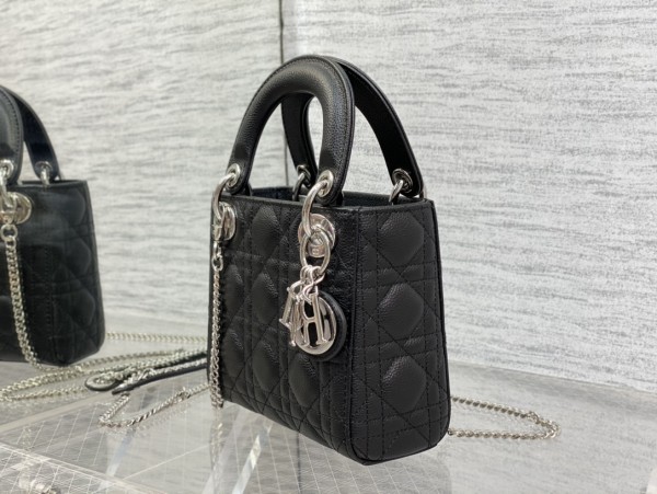 Handbag   Dior  size  17 cm