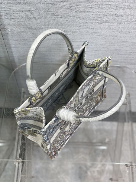 Handbag   Dior  size 26*8*22 cm