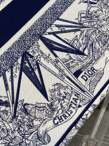 Handbag   Dior  size 42*18*35  cm