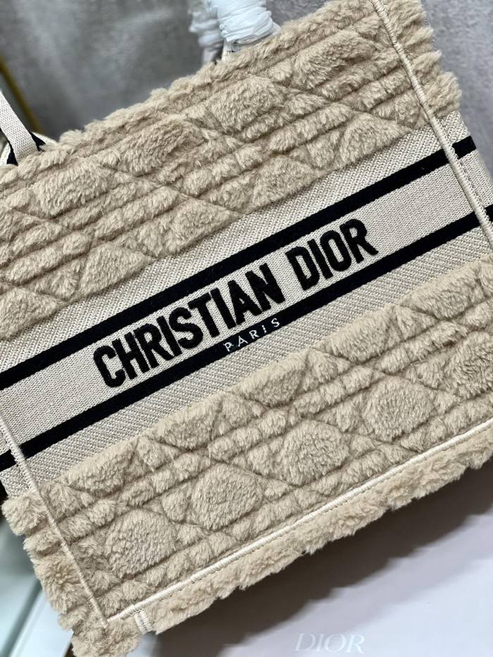 Handbag   Dior  9011  size  26.5×21×14 cm