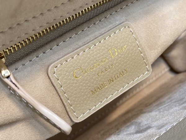  Handbag   Dior  size 20 cm