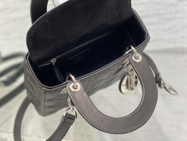 Handbag   Dior  size  20 cm