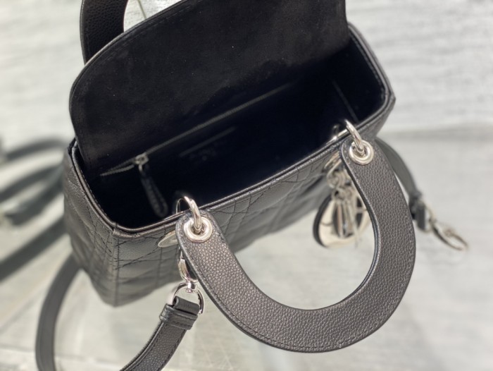 Handbag   Dior  size  20 cm