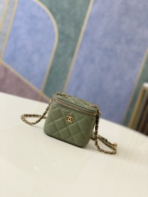 Handbag   Chanel 81136  size  10.5 8.5 7 cm