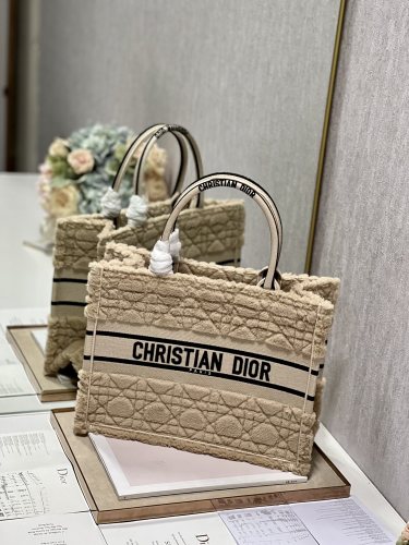 Handbag   Dior  1286  size  36×28  cm