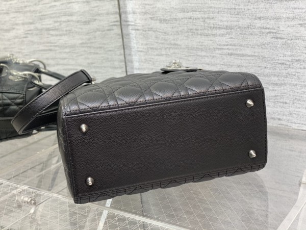 Handbag   Dior  size  17 cm