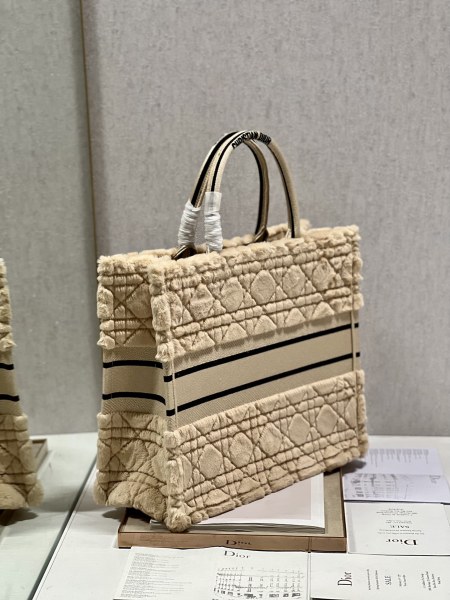 Handbag   Dior  1286  size 41*32 cm