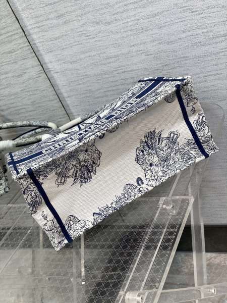 Handbag   Dior  size  36*18*28 cm