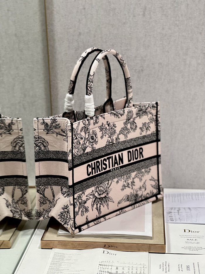 Handbag  Dior  1286  size 36×28  cm