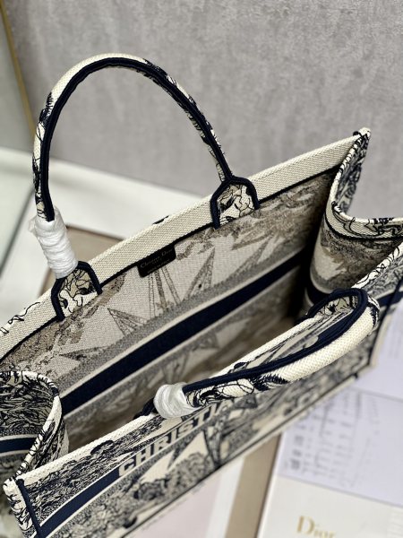 Handbag   Dior  8001  size  41*32 cm