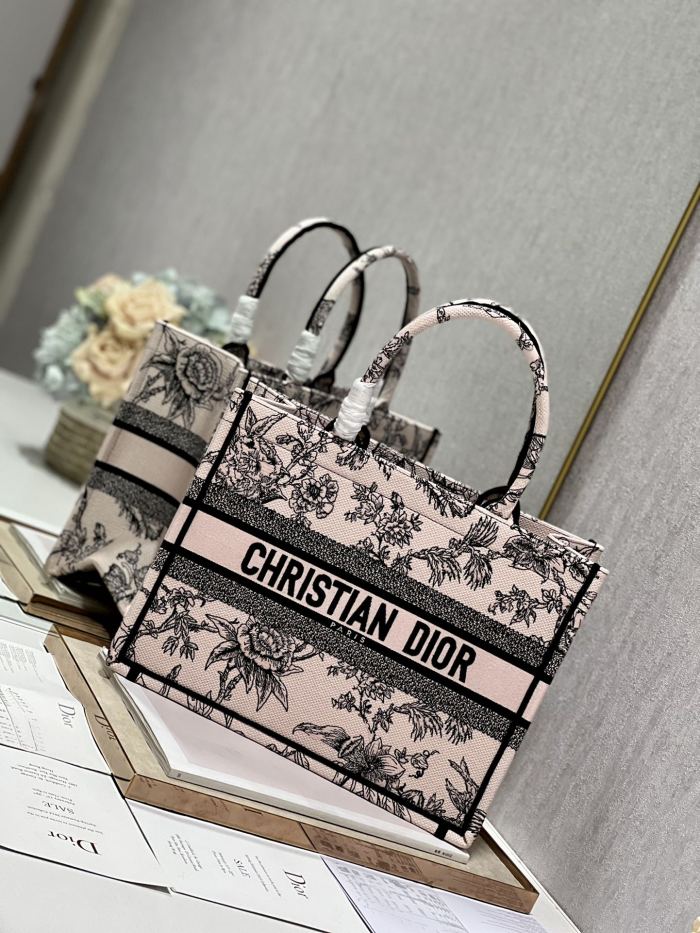 Handbag  Dior  1286  size 36×28  cm