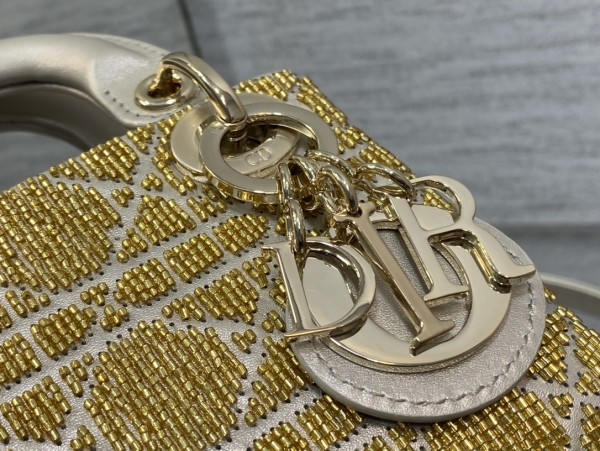 Handbag   Dior  size  12*10*5 cm