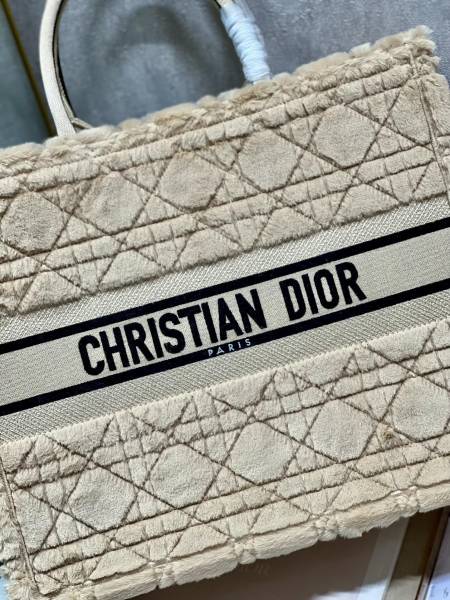 Handbag   Dior  1286  size 41*32 cm