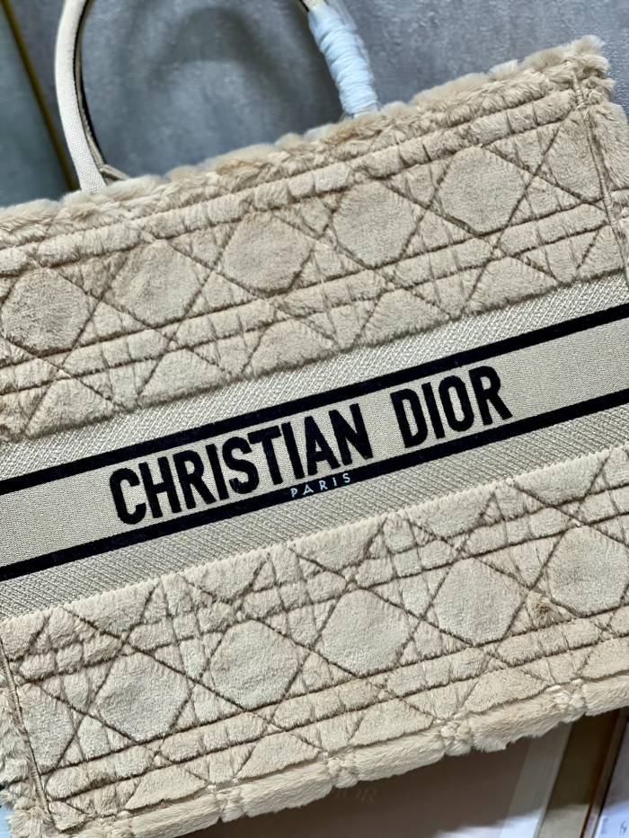 Handbag   Dior  1286  size 41*32 cm