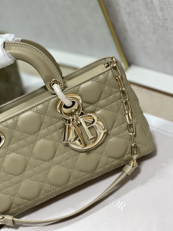 Handbag   Dior 0540 size  26*6*14 cm