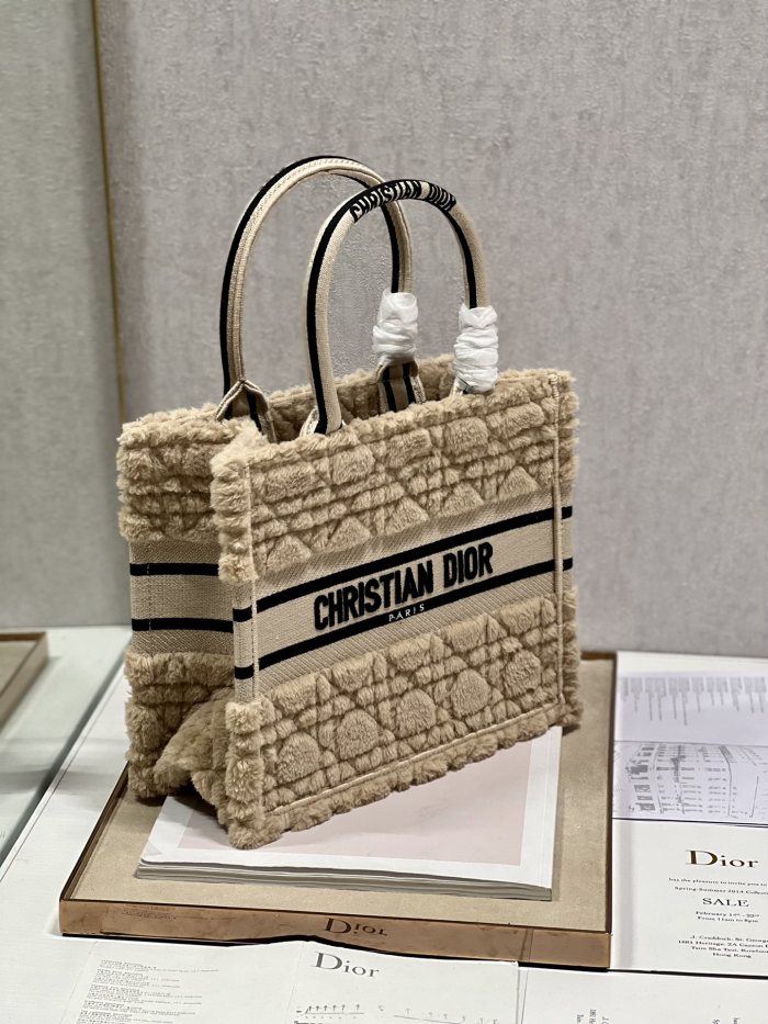 Handbag   Dior  9011  size  26.5×21×14 cm