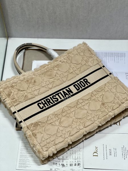 Handbag   Dior  1286  size 41*32 cm