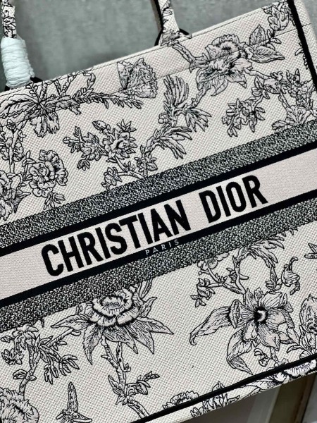 Handbag  Dior  1286  size  41*32 cm