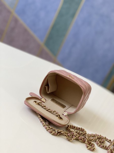 Handbag   Chanel 81136  size  10.5 8.5 7 cm