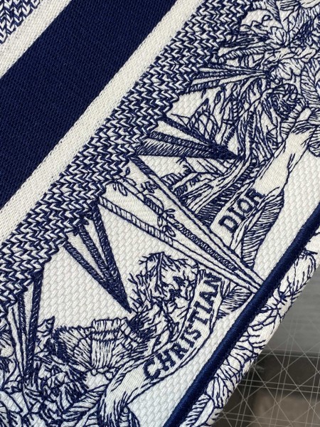 Handbag   Dior  size  26*8*22 cm